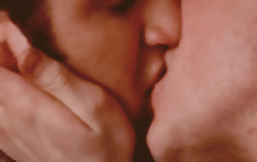 Гиф поцелую с языком. Гифки поцелуй. Страстный поцелуй с языком. Гиф поцелуй с языком. Французский поцелуй гифки.