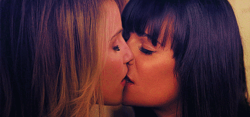 Creampies gif. Дианна Агрон и Лиа Мишель поцелуй. Dianna Agron поцелуй. Красивый лесбийский поцелуй. Поцелуй с языком девушки.