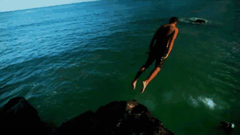 Мужчина ныряет в море. Прыжки в воду гиф. Прыжок в воду со скалы. Прыгает в море. Красиво прыгает сверху