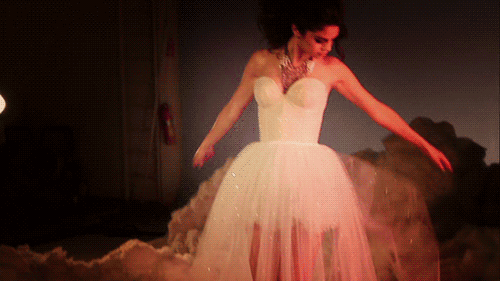 Она танцует в белом платье смотрит тайно. Девушка танцует в платье. Девушка кружится в платье. Гиф девушка в красивом платье. Невесты в свадебных платьях гиф.
