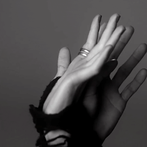 Женщина пальцем мужчину видео. Мужские пальцы. Рука. Сплетение рук. Прикосновение рук.
