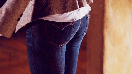 Почему девушкам нравится когда их шлепают. Натягивает джинсы. Девушка расстегивает джинсы.