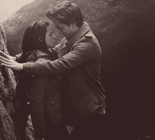 bella and edward kissing in eclipse