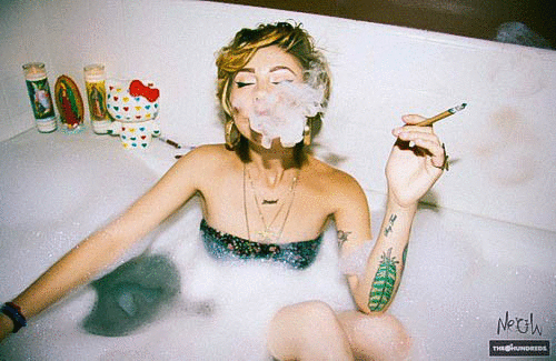курят марихуану в ванне