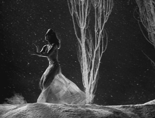 Замерзшая душа глава. Необычные гифки. Девушка танцует под снегом. Танец под снегом гиф. Танец зима.