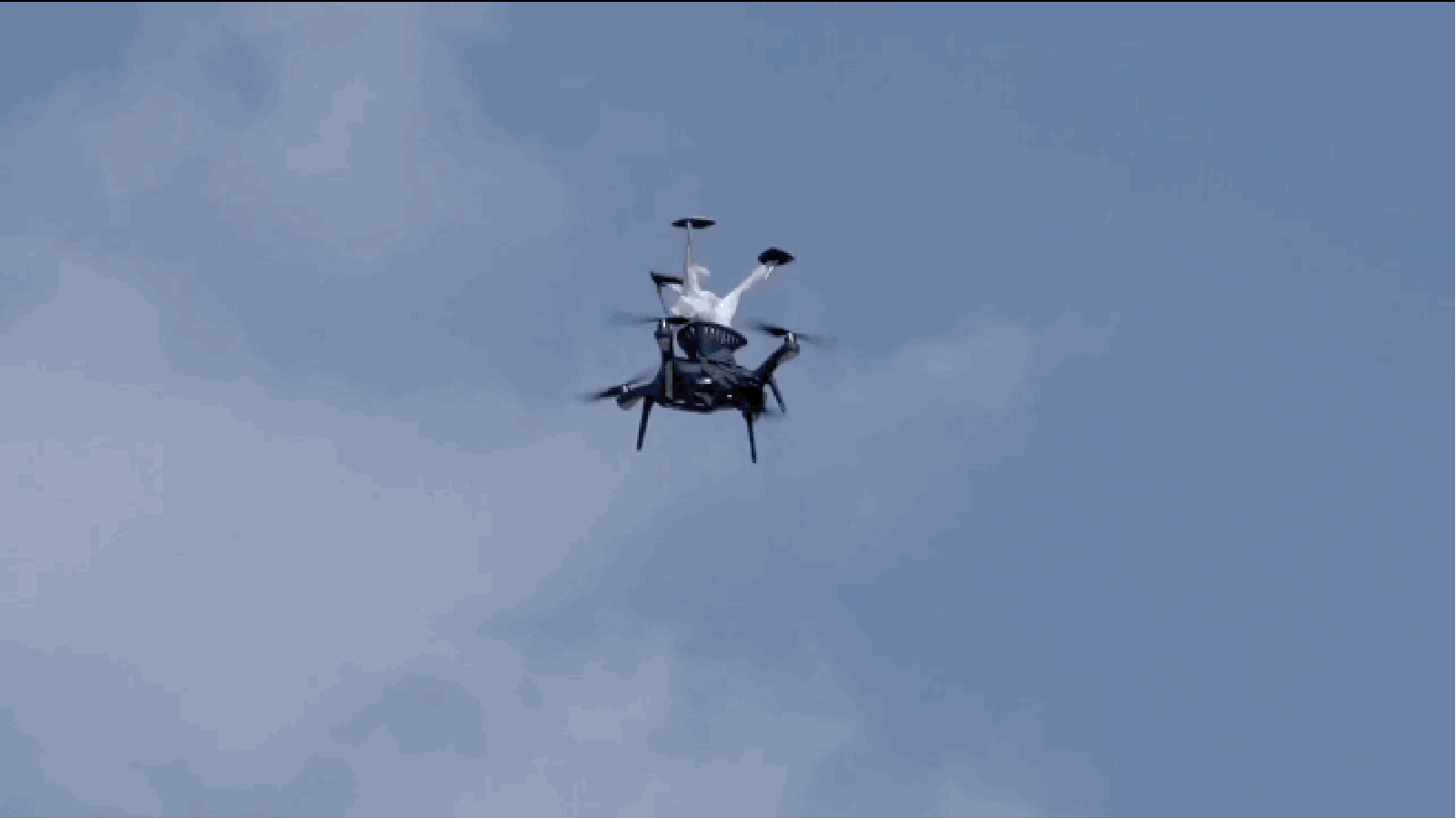 Летят коптеры песня. Летающий дрон. БПЛА квадрокоптер. Беспилотники в небе. Квадрокоптер в полете.