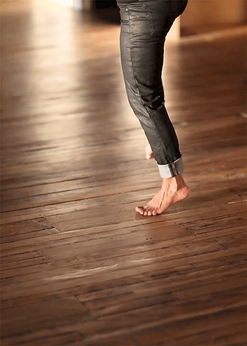 Руками ногами пляшем. Ритмичные танцы ногами. Девушка танцует ступнями. Танцуют только ноги. Танец в котором крутят ногами.
