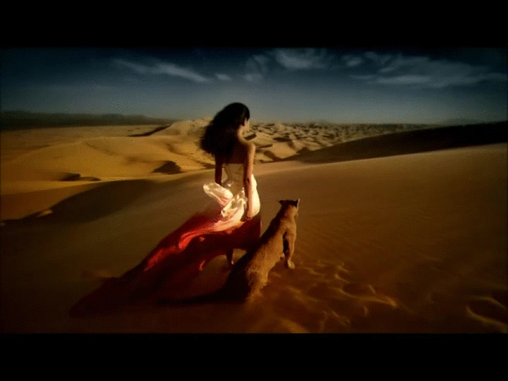 Я брел однажды по пустыне песня текст. Девушка в пустыни. Восточная девушка в пустыне. Женщина танцует в пустыне. Мужчина и женщина в пустыне.
