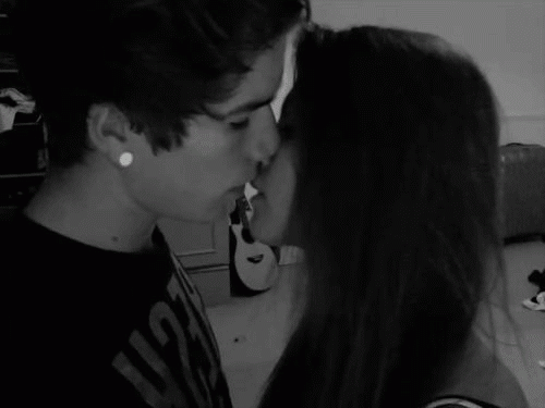Мужчина кусает губы. Поцелуй в губы подростков. Поцелуй с языком. Парень целует девушку. Парень целует девушку подростки.