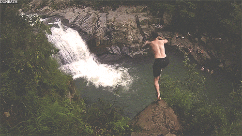 Падение со скалы. Человек прыгает в воду. Прыжки в воду гиф. Парень прыгает со скалы.