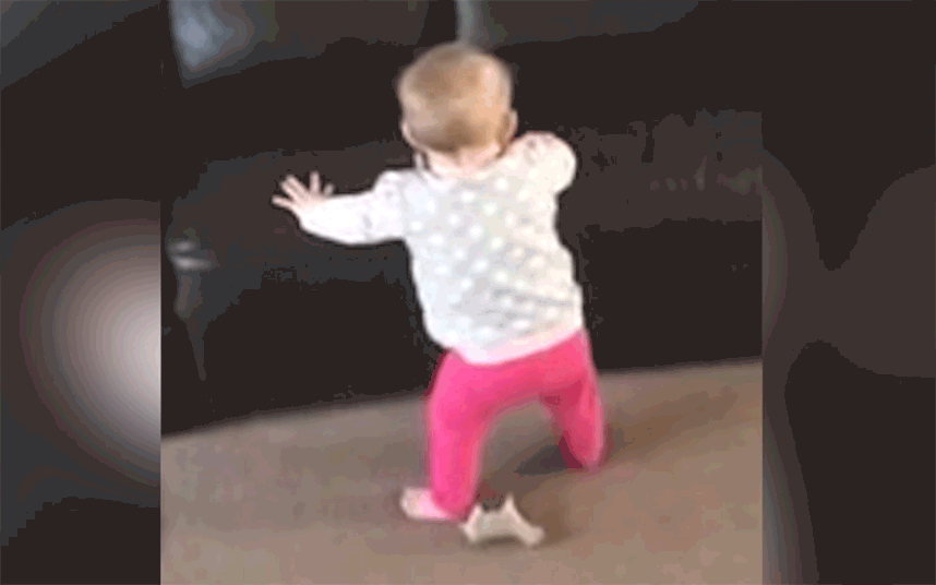 Младенец танцует. Гифки дети танцуют. Танцующий ребенок смешно. Гиф рибонок. Танец попой дети