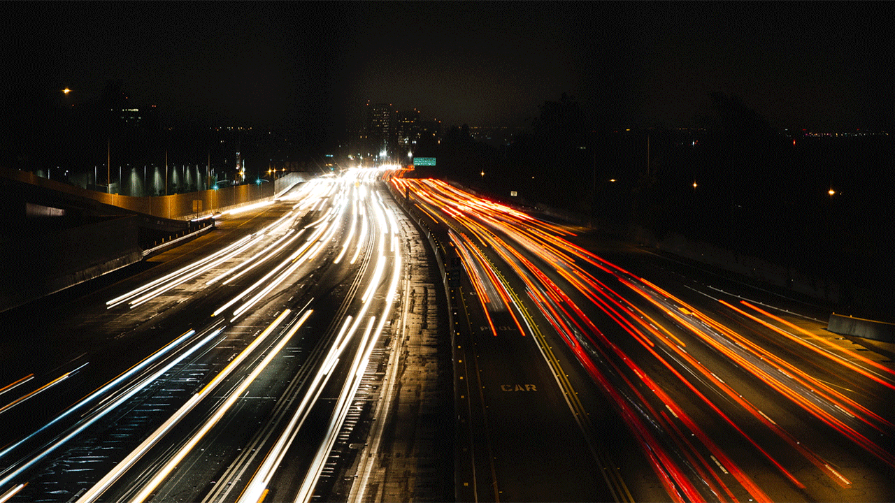 Видео во время движения. Ночная дорога. Поток машин. Ночной город в движении. Поток машин в движении.