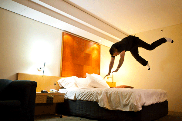 Прыгать на кровати. Прыгает на парне в кровати. Мужчина прыгает на кровати.