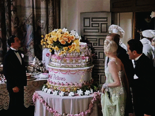 Девушка выскакивает из торта
