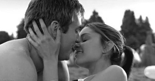 Парень целует девушку гифка. Сладкий поцелуй. Гифы поцелуи. Нежный поцелуй. Красивый поцелуй.