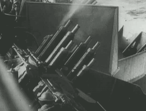 Гифки артиллерия. Разрывы зенитных снарядов. Гифка война. Вторая мировая gif. Вторая мировая война гифки.