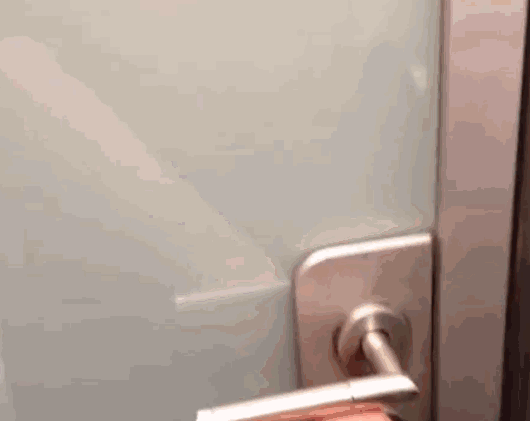 Закрывается дверь в ванной