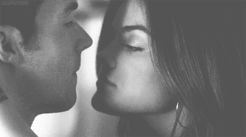 Гифки женщина целует мужчину. Гифки поцелуй. Девушка целует парня в нос. Девушка целует мужчину в щеку. Поцелуй глаза в глаза.