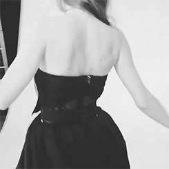 Девушка снимает черное платье
