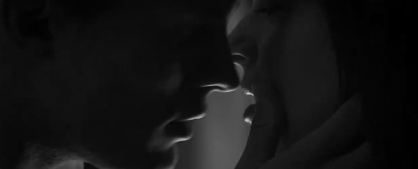 Гифки мужчина и женщина страсть. Нежный поцелуй. Нежный поцелуй в темноте. Поцелуй гиф. Страстный поцелуй гиф.