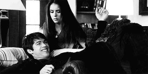 подруга мейсона дневники вампира. гифки сестре. гиф сестрой. гиф сестрой. гифка девочки обнимаются.