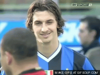 Camera bắt được khoảng khắc Ibrahimovic nhìn Ronaldo béo say đắm
