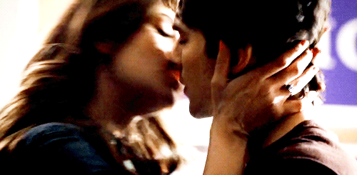 После страстного поцелуя. Деймон Сальваторе поцелуй. Damon and Elena Kiss.