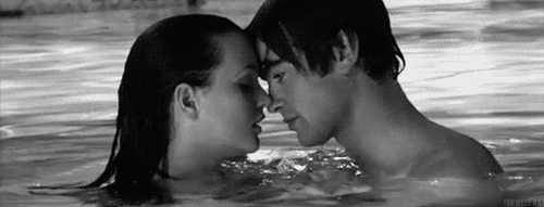 Гифки парню видео. Страстный поцелуй в воде. Поцелуй в воде ночью. Парень и девушка в воде. Страсть в море gif.