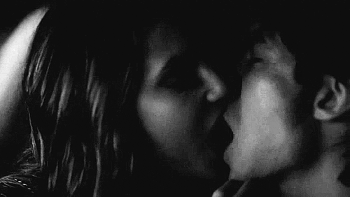 Страстный поцелуй. Гифки поцелуй. Поцелуй страсть. Страстный поцелуй с языком. Я не целуюсь после своих деяний