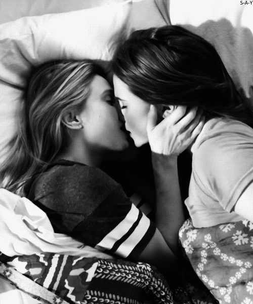 Lesbian spaces. Поцелуй девушек. Поцелуй двух девушек. Обнимашки двух девушек. Красивая лесбийская любовь.