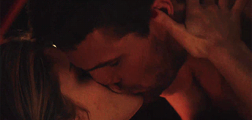 Гифки мужчина и женщина страсть. Страстный поцелуй. Страстный поцелуй с языком. Гифки поцелуй. Грубый поцелуй.