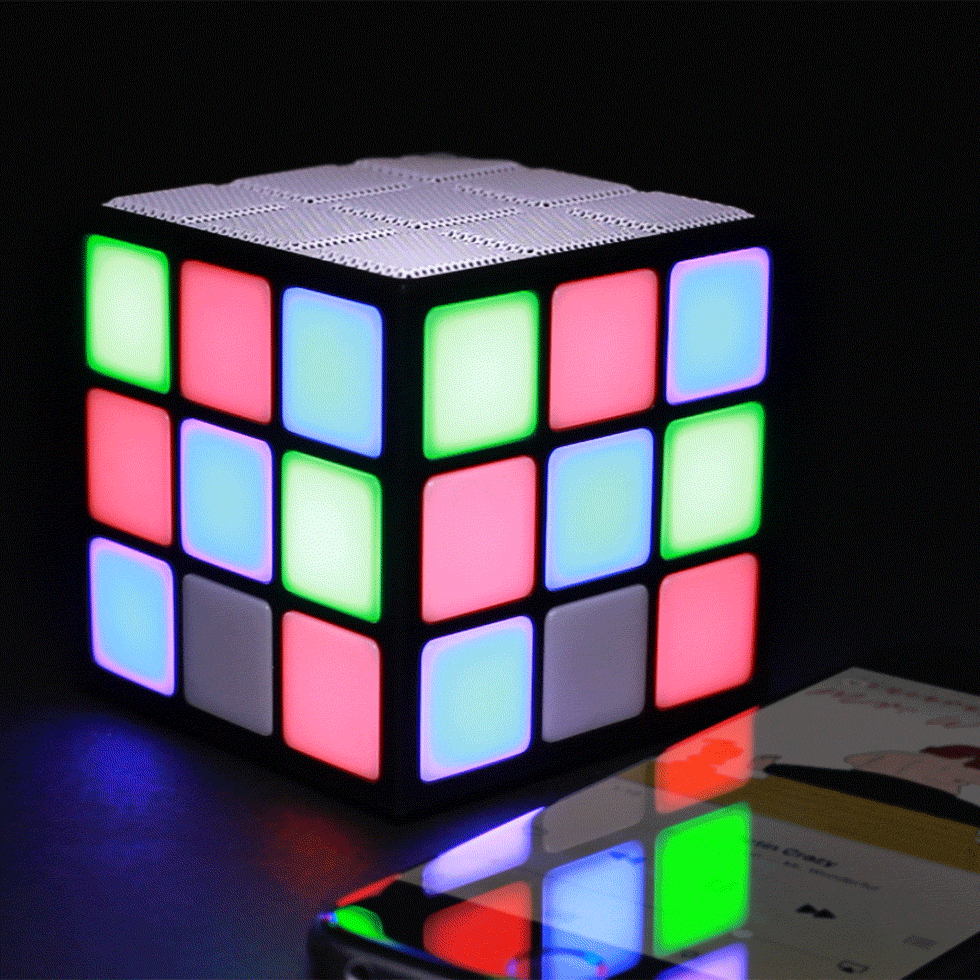 Кубики рубики песня. Колонка кубик рубик. Светящийся кубик Рубика. Кубик Рубика с подсветкой. Светяшийся кубика Рубика.