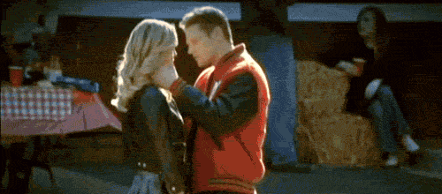 стайлз и малия обнимаются. романтический поцелуй гиф. малия и стайлз в постели. робкий поцелуй. первый поцелуй фото.