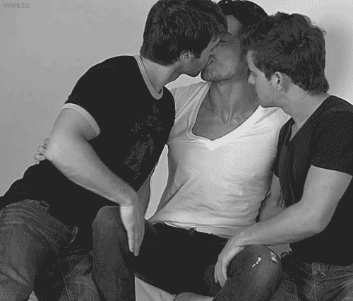 Kiss boys gif. Поцелуй парней. Мужской тройничок. Би парни. Поцелуй трех парней.