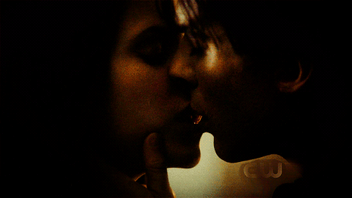 Гиф поцелую с языком. Damon & Elena 2х18. Страстный поцелуй. Нежный поцелуй в темноте. Страстный поцелуй с языком.