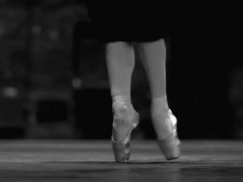 Балерина. Ноги идут гиф. Балерина gif. Ходить на цыпочках.
