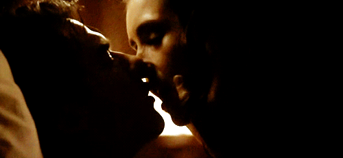 Деймон и Кэтрин поцелуй. Кэтрин и Деймон страсть. Дневники вампира Кэтрин и Деймон поцелуй. Дневники вампира поцелуи.