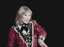 We Are Never Ever Getting Back Together Red Tour Taylor Swift Dancing Gif Find On Gifer