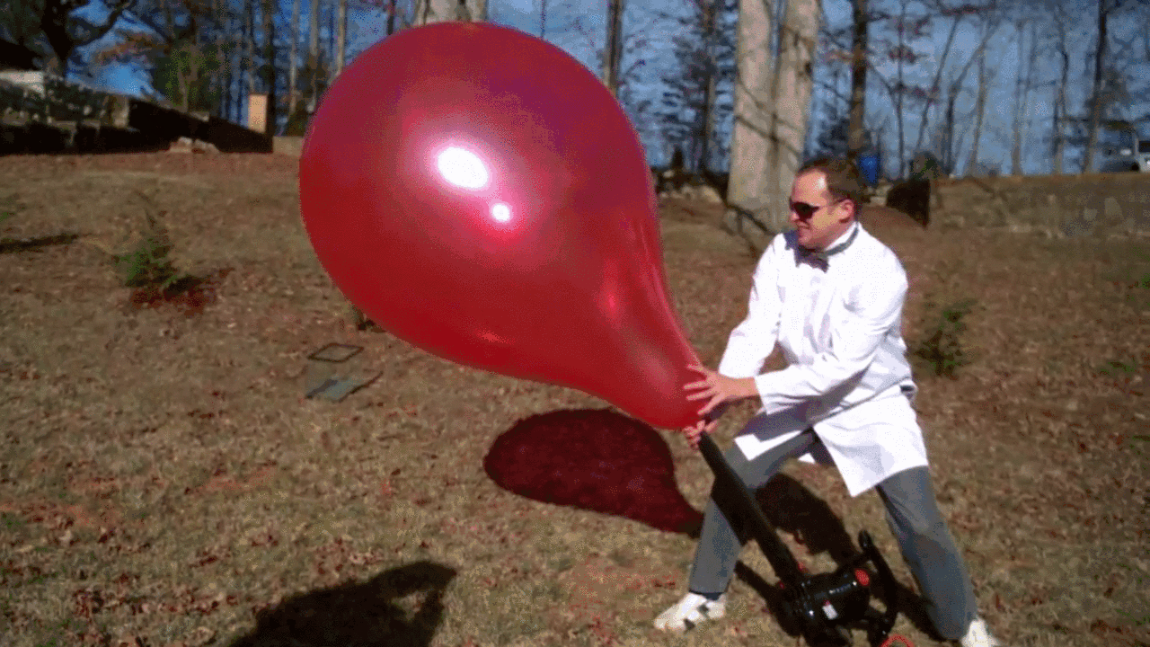 Шарик лопнул. Воздушный шар лопнул. Огромный воздушный шарик. Лопающийся шар. Почему шар сдувается