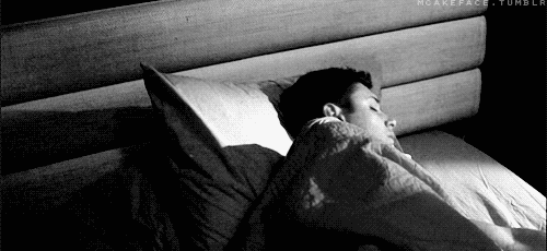 Гифы под одеялом. Парень спит. Спящий мужчина гифка. Гиф парень спит. Парень устал.