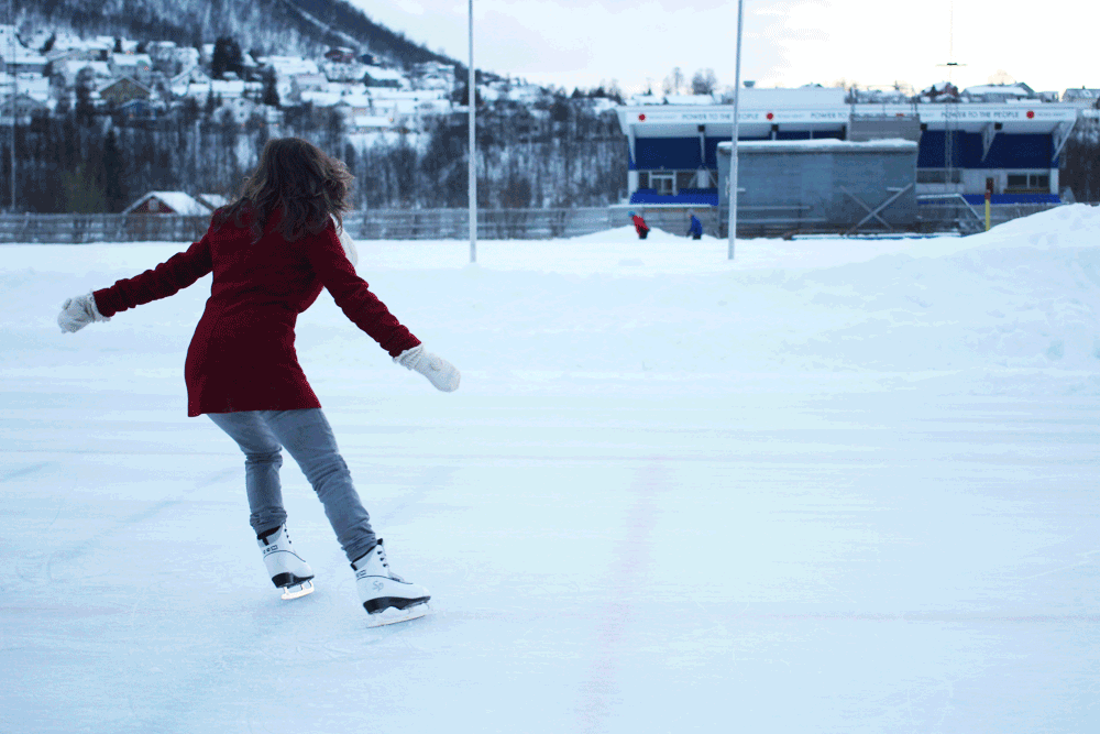 Катание на льду. Каток. Девушка на коньках. Люди катаются на коньках.