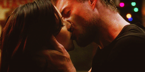 Гифки мужчина и женщина страсть. Поцелуй гиф. Страстный поцелуй. Живой поцелуй. Поцелуи страстные в губы.