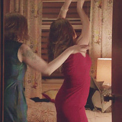 Жена танцует перед друзьями. Танцы перед зеркалом. Танец перед зеркалом девушка. Девочка танцует перед зеркалом. Девушка танцует перед зеркалом гиф.