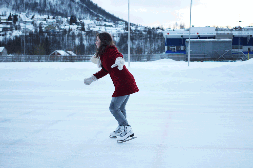 Катание на коньках. Девушка на коньках. Каток. Катание на льду. Как начать катку