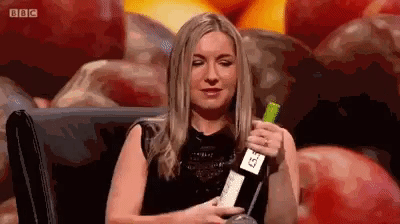 женщина блондинка пьет вино из бутылки