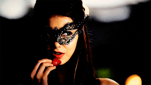 Брюнетка гиф. Кэтрин Пирс в маске. Кэтрин Пирс в черной маске. Дневники вампира Кэтрин в маске. Кэтрин Пирс с клубникой.