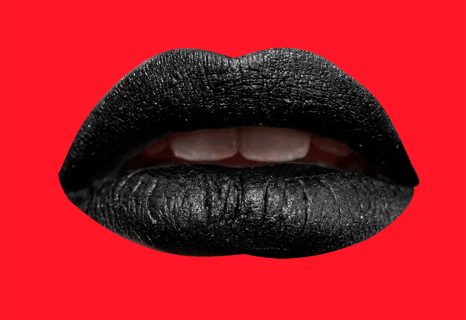 Черная губа песня. Черные губы. Красные губы на черном фоне. Губы черно белые. Черные губы на темном фоне.