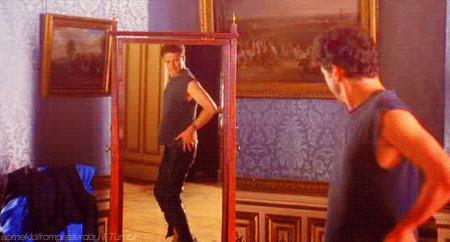 Крутят перед камерой. Колин Ферт гиф. Колин Ферт танцует. Танцы перед зеркалом. Парень танцует перед зеркалом.