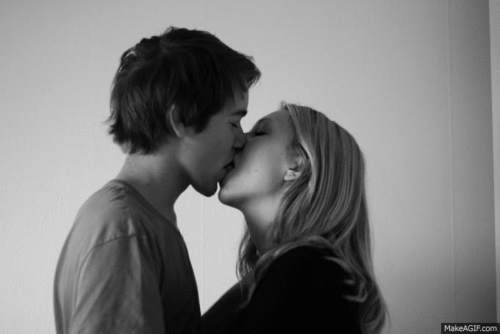 Покажи видео сосаться. Подростковый поцелуй с языком. Целующие губы. Поцелуй в губы страстно подростки. Страстные поцелуи с языком подростков.
