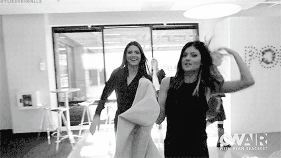 гиф сестрой